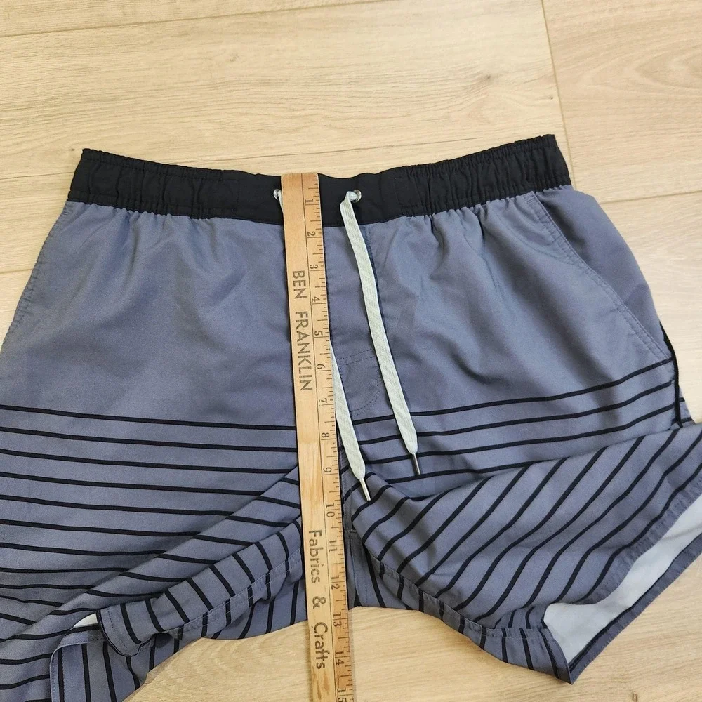 Vuori Trail Shorts Mens Medium Gray Stripe Elastic Waist Lined Trunks Quick Dry